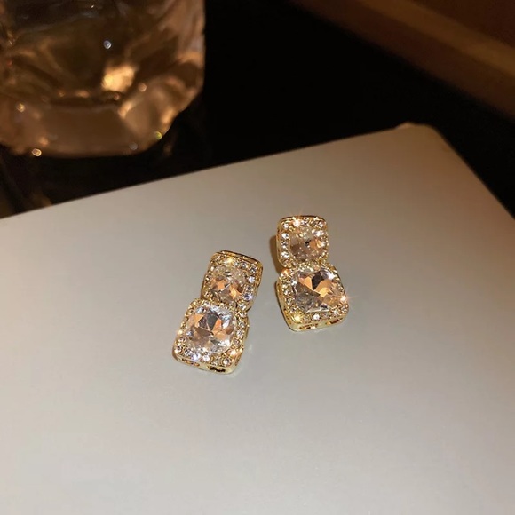 New gorgeous 18k gold plated diamond earrings - Picture 3 of 4
